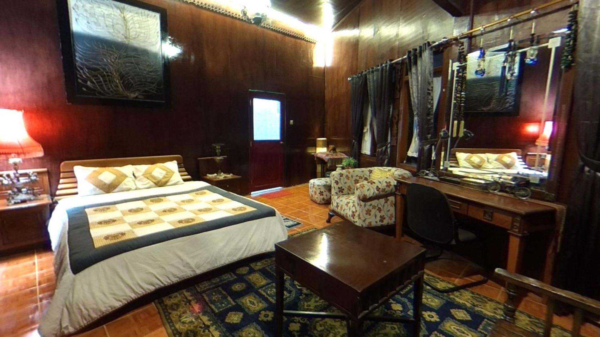 Badjoeri Ethnic Wooden Homestay Bandung Room photo