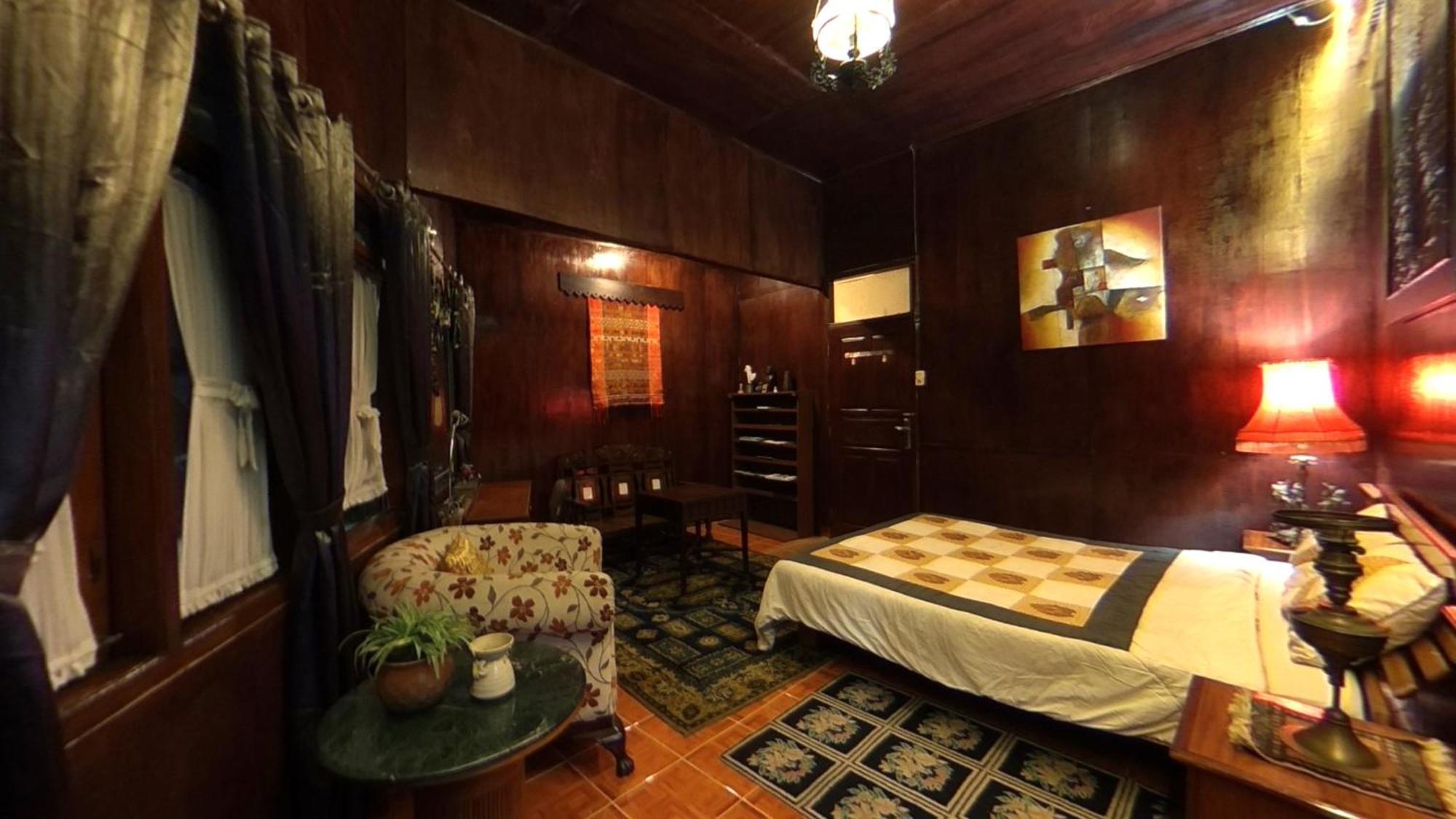 Badjoeri Ethnic Wooden Homestay Bandung Room photo