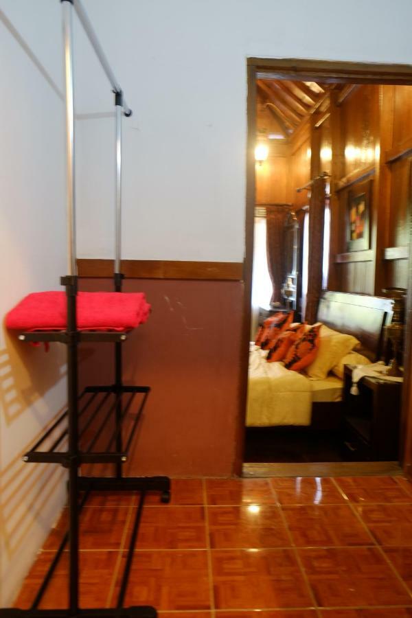 Badjoeri Ethnic Wooden Homestay Bandung Exterior photo