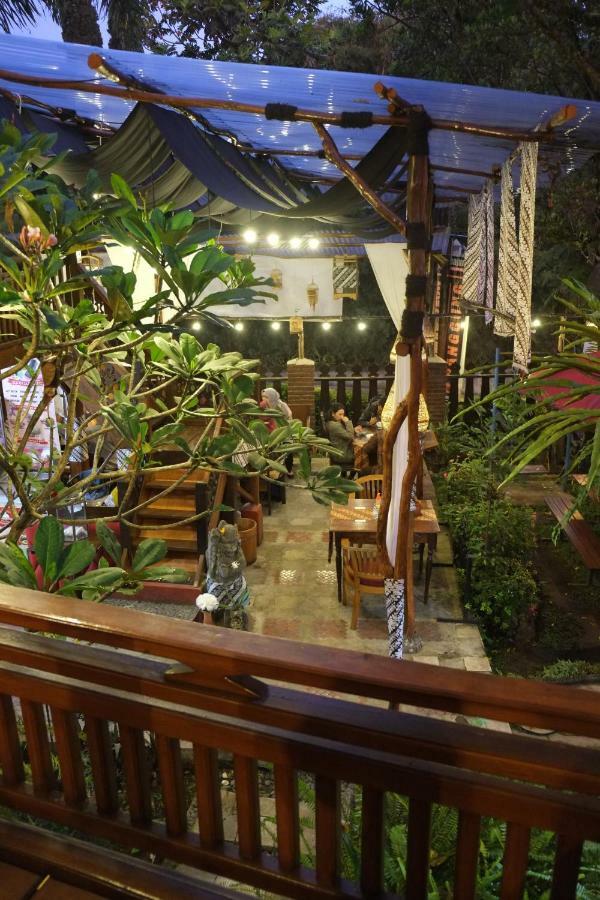 Badjoeri Ethnic Wooden Homestay Bandung Exterior photo